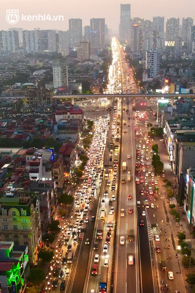 Ảnh: Nhiều tuyến đường Hà Nội tắc cứng giờ tan tầm trong ngày đầu mở lại nhiều dịch vụ - Ảnh 4. Ảnh: Nhiều tuyến đường Hà Nội tắc cứng giờ tan tầm trong ngày đầu mở lại nhiều dịch vụ - Ảnh 4.