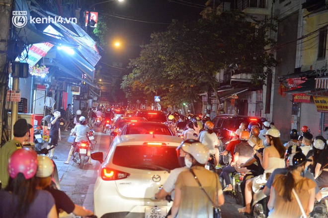 Người dân Hà Nội đổ ra đường đón Tết Trung thu đặc biệt giữa dịch Covid-19 - Ảnh 9. Người dân Hà Nội đổ ra đường đón Tết Trung thu đặc biệt giữa dịch Covid-19 - Ảnh 9.