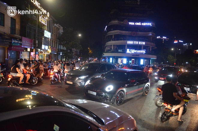 Người dân Hà Nội đổ ra đường đón Tết Trung thu đặc biệt giữa dịch Covid-19 - Ảnh 13. Người dân Hà Nội đổ ra đường đón Tết Trung thu đặc biệt giữa dịch Covid-19 - Ảnh 13.