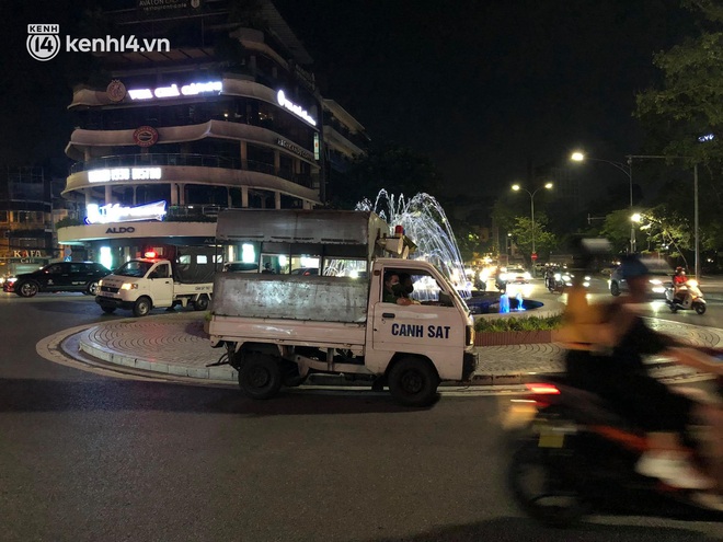 Người dân Hà Nội đổ ra đường đón Tết Trung thu đặc biệt giữa dịch Covid-19 - Ảnh 16. Người dân Hà Nội đổ ra đường đón Tết Trung thu đặc biệt giữa dịch Covid-19 - Ảnh 16.