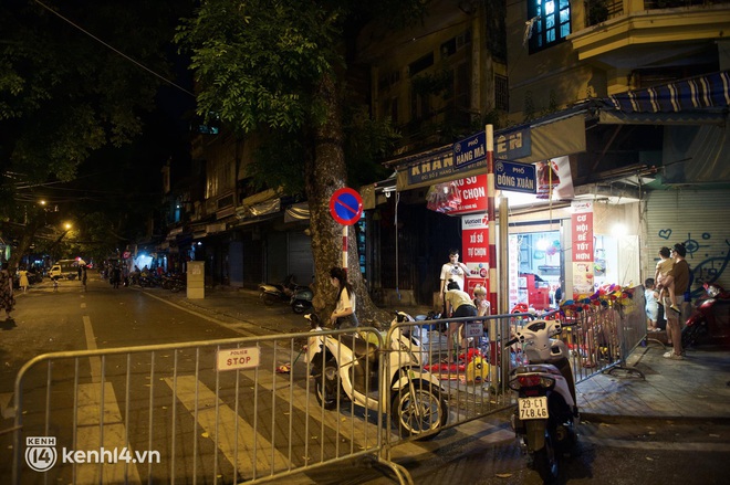 Hà Nội đêm Trung thu: Biển người ngắm nhau qua lớp khẩu trang, phố cổ vắng bóng giới trẻ - Ảnh 4. Hà Nội đêm Trung thu: Biển người ngắm nhau qua lớp khẩu trang, phố cổ vắng bóng giới trẻ - Ảnh 4.