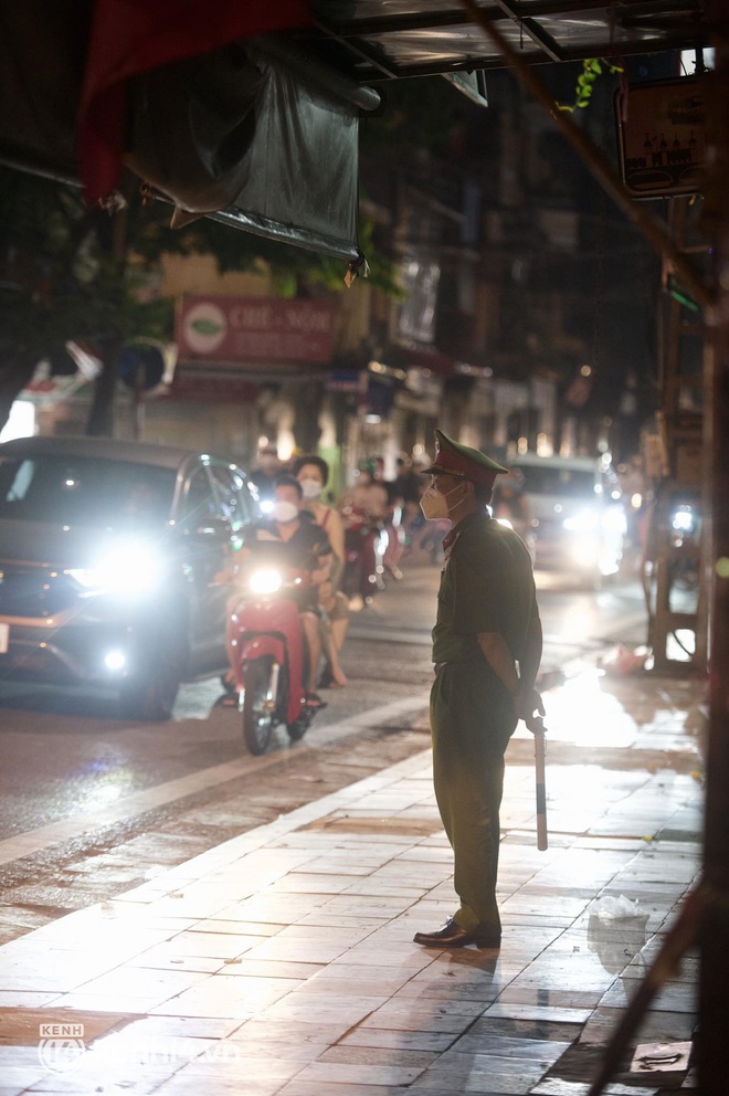 Hà Nội đêm Trung thu: Biển người ngắm nhau qua lớp khẩu trang, phố cổ vắng bóng giới trẻ - Ảnh 3. Hà Nội đêm Trung thu: Biển người ngắm nhau qua lớp khẩu trang, phố cổ vắng bóng giới trẻ - Ảnh 3.