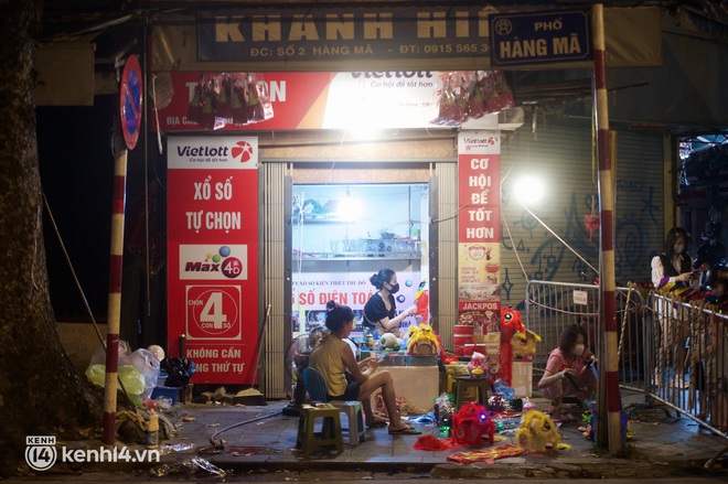 Hà Nội đêm Trung thu: Biển người ngắm nhau qua lớp khẩu trang, phố cổ vắng bóng giới trẻ - Ảnh 8. Hà Nội đêm Trung thu: Biển người ngắm nhau qua lớp khẩu trang, phố cổ vắng bóng giới trẻ - Ảnh 8.