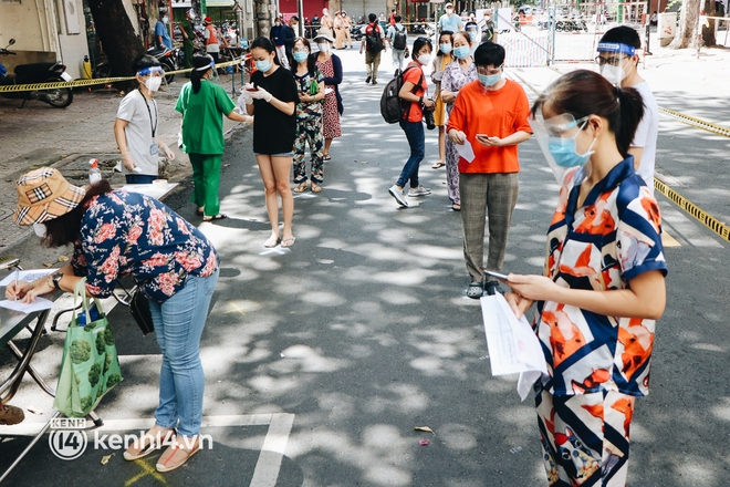 TP.HCM lần đầu họp chợ trên đường phố, người dân phấn khởi đi mua thực phẩm giá bình dân - Ảnh 19.