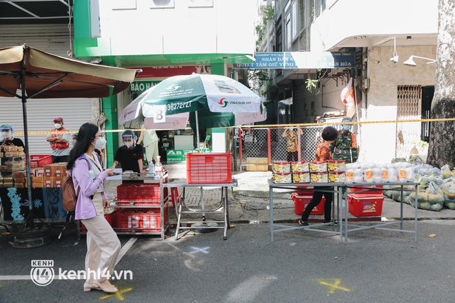 TP.HCM lần đầu họp chợ trên đường phố, người dân phấn khởi đi mua thực phẩm giá bình dân - Ảnh 8.