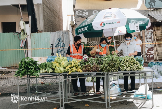 TP.HCM lần đầu họp chợ trên đường phố, người dân phấn khởi đi mua thực phẩm giá bình dân - Ảnh 7.