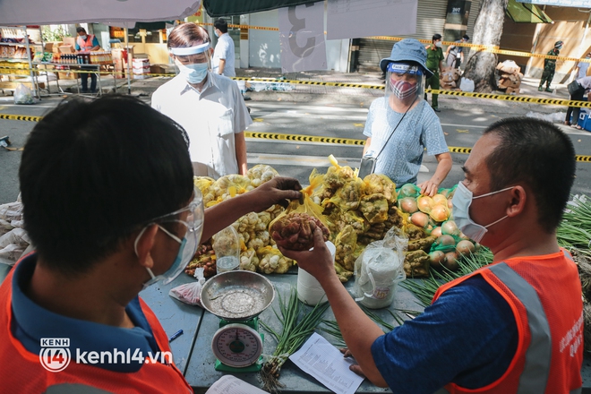 TP.HCM lần đầu họp chợ trên đường phố, người dân phấn khởi đi mua thực phẩm giá bình dân - Ảnh 13.