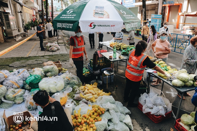 TP.HCM lần đầu họp chợ trên đường phố, người dân phấn khởi đi mua thực phẩm giá bình dân - Ảnh 12.