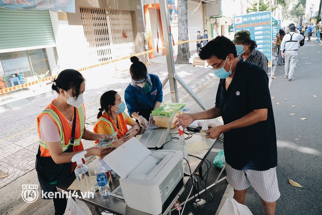 TP.HCM lần đầu họp chợ trên đường phố, người dân phấn khởi đi mua thực phẩm giá bình dân - Ảnh 17.