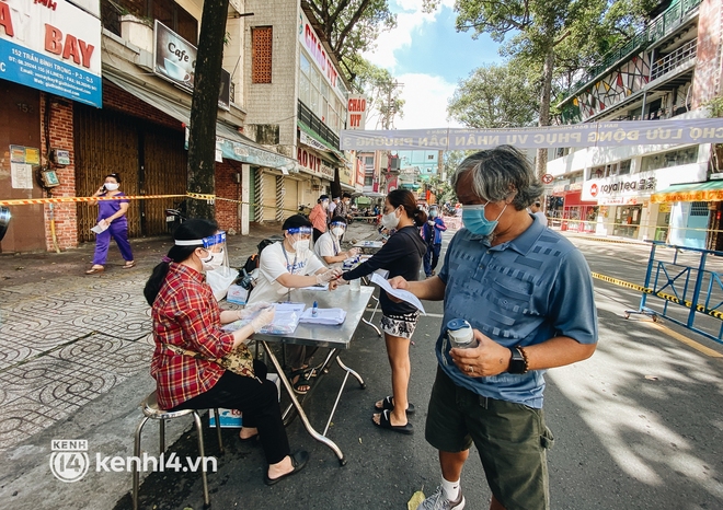 TP.HCM lần đầu họp chợ trên đường phố, người dân phấn khởi đi mua thực phẩm giá bình dân - Ảnh 2.