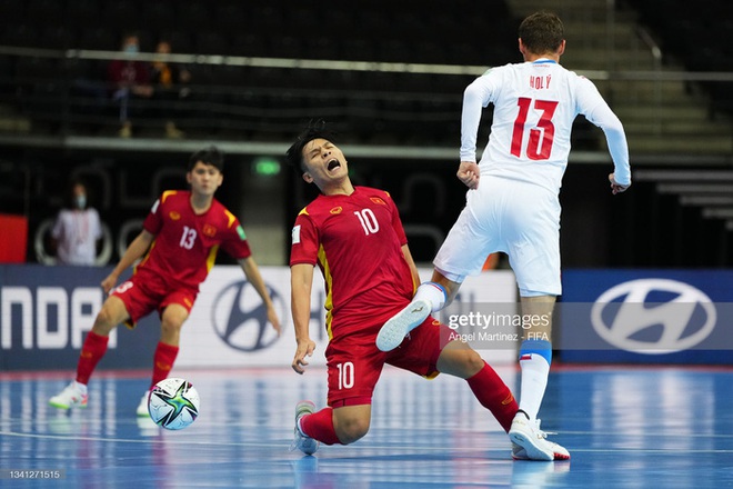 Tuyển thủ futsal Việt Nam Đức Tùng dính đa chấn thương gối cực nặng - Ảnh 1.