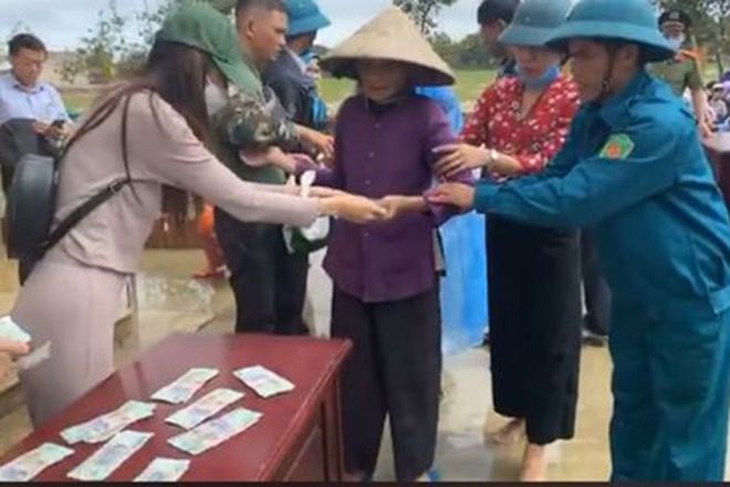 Tại các điểm phát tiền cứu trợ, Thủy Tiên đều tận tay trao cho bà con dưới sự hướng dẫn của chính quyền địa phương