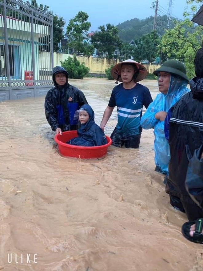 Quảng Ninh: Mưa lớn bất ngờ khiến nhiều tuyến đường ngập úng nghiêm trọng, phụ huynh phải dùng chậu đón con đi học về - Ảnh 9.