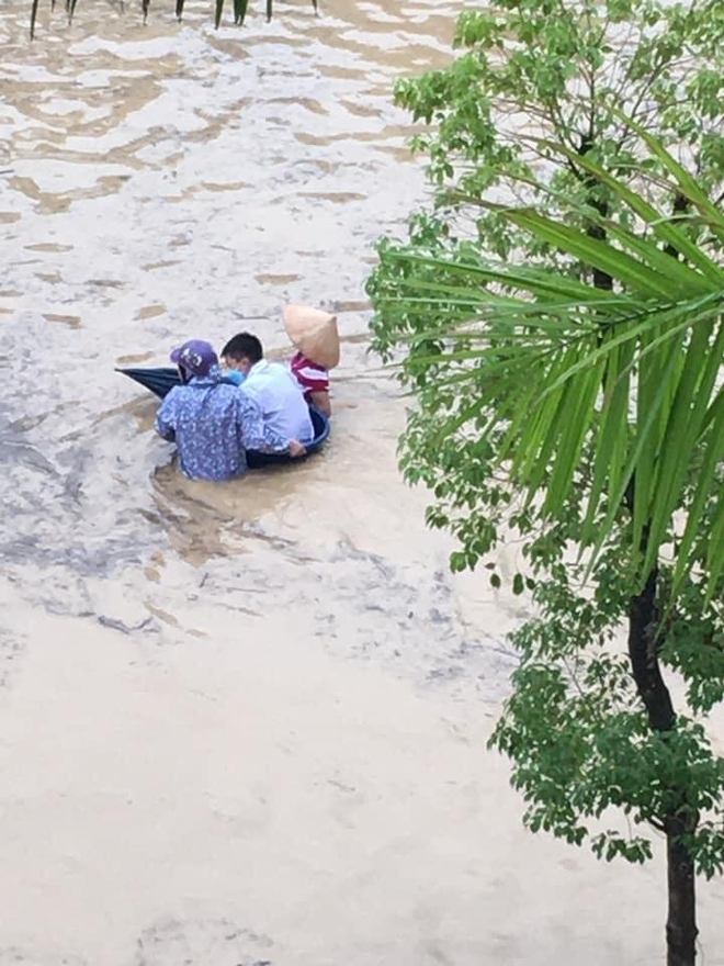 Quảng Ninh: Mưa lớn bất ngờ khiến nhiều tuyến đường ngập úng nghiêm trọng, phụ huynh phải dùng chậu đón con đi học về - Ảnh 9.