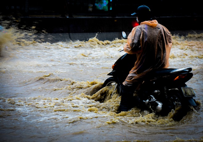 Quảng Ninh: Mưa lớn bất ngờ khiến nhiều tuyến đường ngập úng nghiêm trọng, phụ huynh phải dùng chậu đón con đi học về - Ảnh 5.