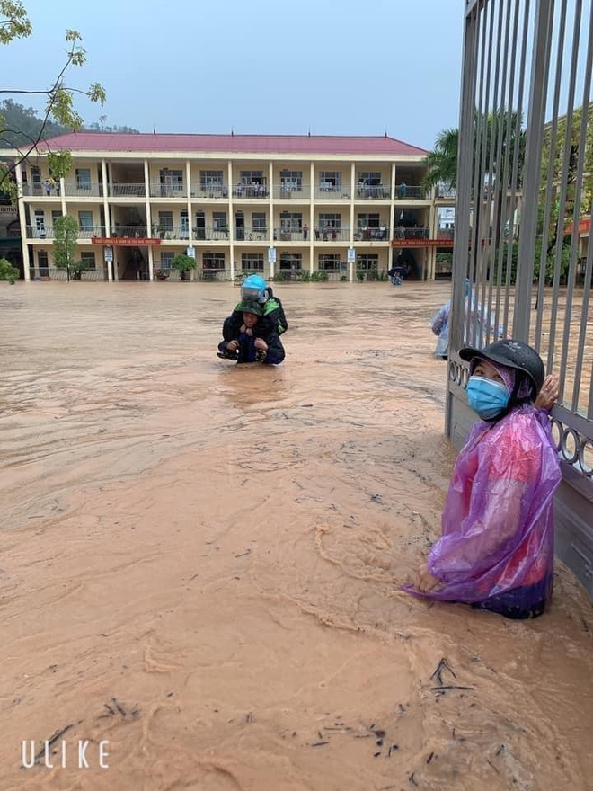 Quảng Ninh: Mưa lớn bất ngờ khiến nhiều tuyến đường ngập úng nghiêm trọng, phụ huynh phải dùng chậu đón con đi học về - Ảnh 7.