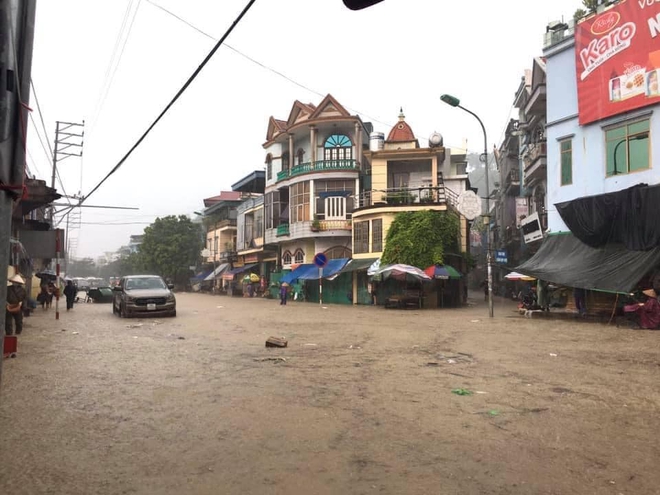 Quảng Ninh: Mưa lớn bất ngờ khiến nhiều tuyến đường ngập úng nghiêm trọng, phụ huynh phải dùng chậu đón con đi học về - Ảnh 2.