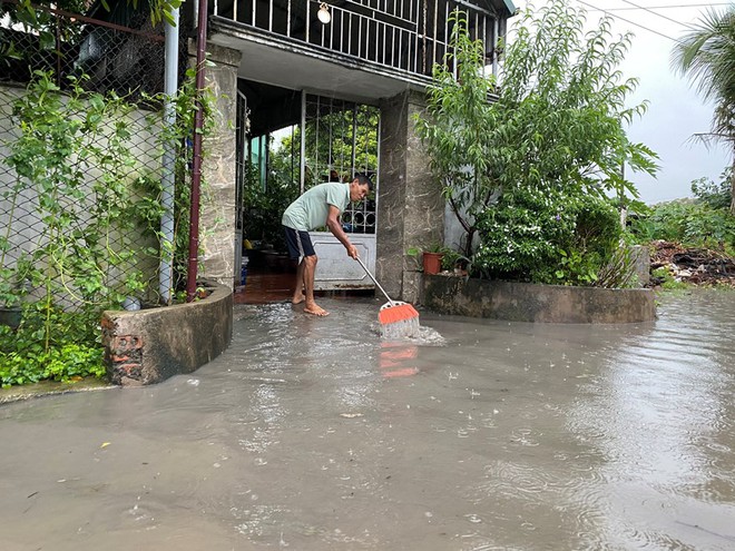 Quảng Ninh: Mưa lớn bất ngờ khiến nhiều tuyến đường ngập úng nghiêm trọng, phụ huynh phải dùng chậu đón con đi học về - Ảnh 10.