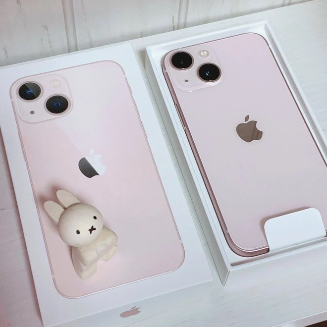 iPhone 13 màu hồng: Đây là sự tỏa sáng của iPhone 13 với màu hồng quyến rũ, thể hiện sức hút và phong cách riêng của bạn. Hình ảnh hiển thị màn hình đầy màu sắc đem lại cảm giác tươi mới và đầy sức sống cho chiếc điện thoại của bạn. Hãy cùng chiêm ngưỡng và khám phá sự tuyệt vời của chiếc iPhone 13 mới nhất này.
