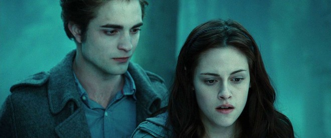 Đây là cảnh phim bốc mùi, mất vệ sinh nhất của Twilight, may mà bị cắt bỏ kẻo toang sạch hình tượng Bella! - Ảnh 1.