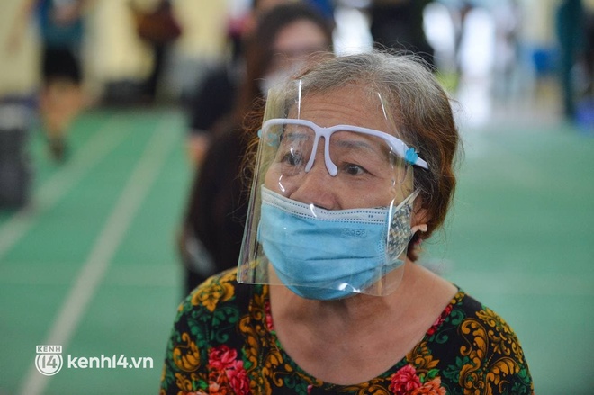 Ảnh: Gần 100 người dân ở ổ dịch Thanh Xuân Trung hoàn thành cách ly, mặc áo bảo hộ kín mít, đội mưa trở về nhà - Ảnh 10.