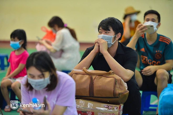 Ảnh: Gần 100 người dân ở ổ dịch Thanh Xuân Trung hoàn thành cách ly, mặc áo bảo hộ kín mít, đội mưa trở về nhà - Ảnh 12.
