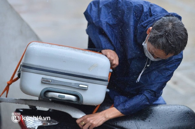 Ảnh: Gần 100 người dân ở ổ dịch Thanh Xuân Trung hoàn thành cách ly, mặc áo bảo hộ kín mít, đội mưa trở về nhà - Ảnh 11.