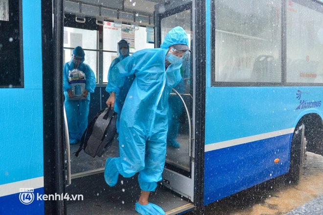 Ảnh: Gần 100 người dân ở ổ dịch Thanh Xuân Trung hoàn thành cách ly, mặc áo bảo hộ kín mít, đội mưa trở về nhà - Ảnh 2.