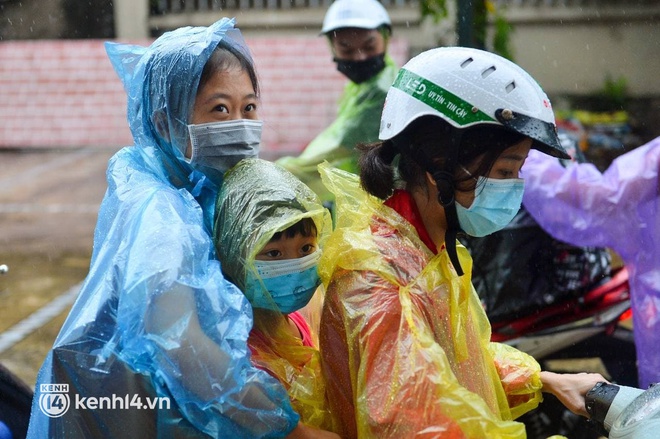 Ảnh: Gần 100 người dân ở ổ dịch Thanh Xuân Trung hoàn thành cách ly, mặc áo bảo hộ kín mít, đội mưa trở về nhà - Ảnh 9.