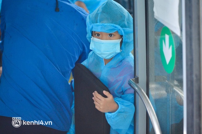 Ảnh: Gần 100 người dân ở ổ dịch Thanh Xuân Trung hoàn thành cách ly, mặc áo bảo hộ kín mít, đội mưa trở về nhà - Ảnh 8.