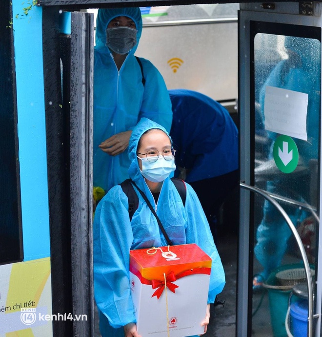 Ảnh: Gần 100 người dân ở ổ dịch Thanh Xuân Trung hoàn thành cách ly, mặc áo bảo hộ kín mít, đội mưa trở về nhà - Ảnh 5.