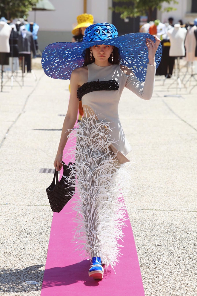 Xuất hiện NTK người Việt được debut ở Milan Fashion Week, đến bà đầm thép Anna Wintour cũng khen ngợi, siêu mẫu Naomi Campbell muốn mặc thử đồ - Ảnh 6.