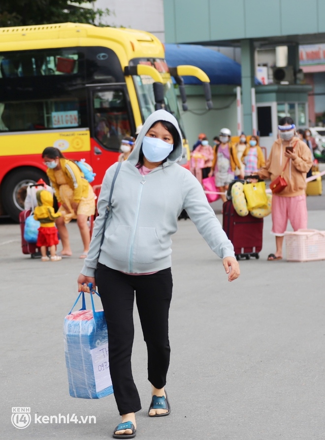 Hàng trăm bà bầu đội mưa, đợi xe về Quảng Ngãi sau bao ngày trông ngóng: "Được về là tốt lắm rồi" - Ảnh 7.