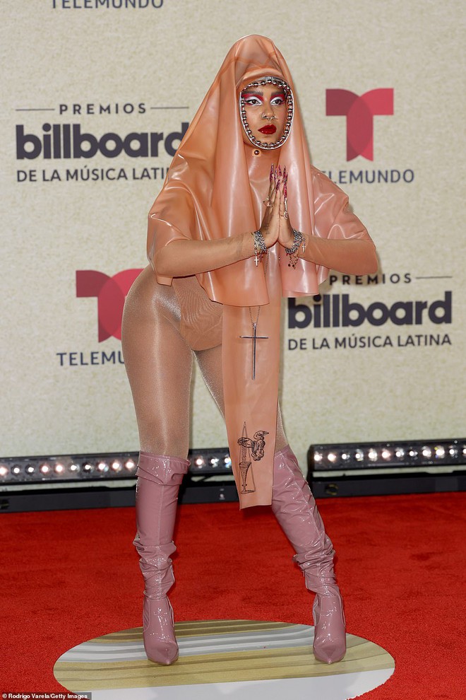 Thảm đỏ Billboard Latin: Camila lột xác át cả Hoa hậu Hoàn vũ, dàn mỹ nhân đua nhau phô body xôi thịt lộ cả điểm nhạy cảm - Ảnh 15. Thảm đỏ Billboard Latin: Camila lột xác át cả Hoa hậu Hoàn vũ, dàn mỹ nhân đua nhau phô body xôi thịt lộ cả điểm nhạy cảm - Ảnh 15.