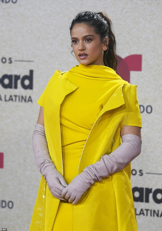 Thảm đỏ Billboard Latin: Camila lột xác át cả Hoa hậu Hoàn vũ, dàn mỹ nhân đua nhau phô body xôi thịt lộ cả điểm nhạy cảm - Ảnh 18. Thảm đỏ Billboard Latin: Camila lột xác át cả Hoa hậu Hoàn vũ, dàn mỹ nhân đua nhau phô body xôi thịt lộ cả điểm nhạy cảm - Ảnh 18.