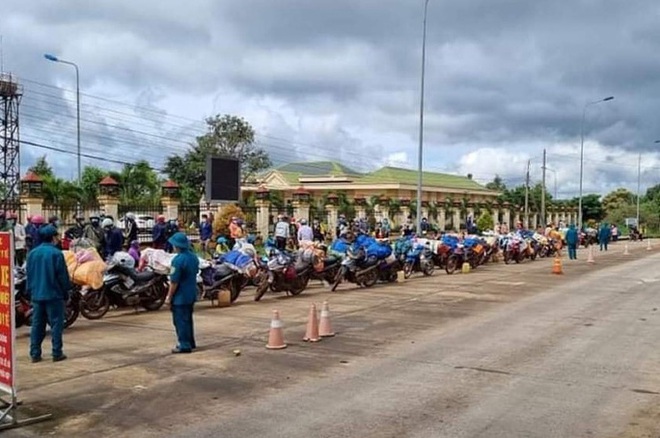 Hơn 120 người đi xe máy từ Bình Phước về quê Nghệ An phải tạm dừng ở Đắk Nông  - Ảnh 1.