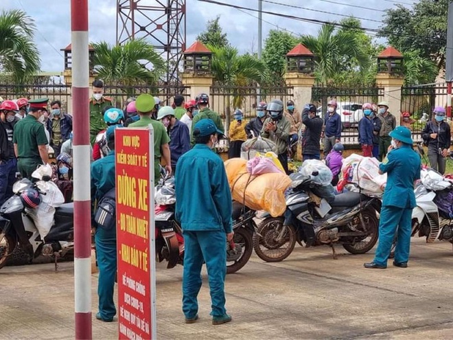 Hơn 120 người đi xe máy từ Bình Phước về quê Nghệ An phải tạm dừng ở Đắk Nông  - Ảnh 2.