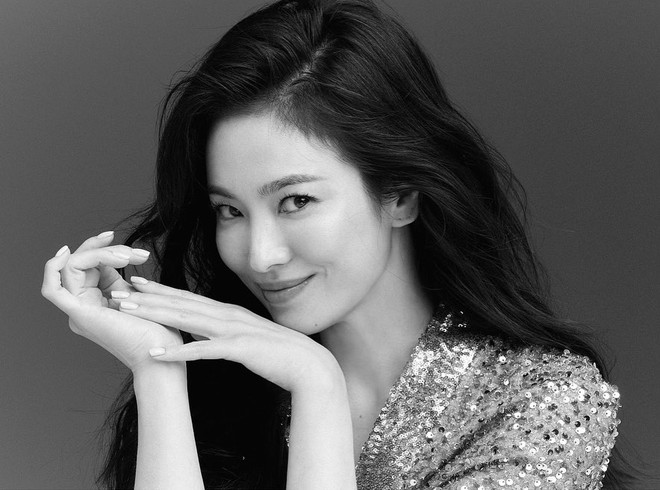 Song Hye Kyo – người phụ nữ tài năng, quyến rũ và hấp dẫn, luôn tỏa sáng trên màn ảnh với những bức ảnh đen trắng đầy sóng gió và cảm xúc.