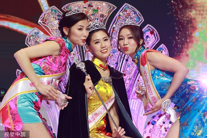 Tân Hoa hậu châu Á 2021 gây tranh cãi vì nhan sắc, thí sinh bụng mỡ bèo nhèo bỗng giành spotlight đêm Chung kết - Ảnh 3. Tân Hoa hậu châu Á 2021 gây tranh cãi vì nhan sắc, thí sinh bụng mỡ bèo nhèo bỗng giành spotlight đêm Chung kết - Ảnh 3.