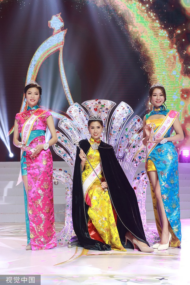 Tân Hoa hậu châu Á 2021 gây tranh cãi vì nhan sắc, thí sinh bụng mỡ bèo nhèo bỗng giành spotlight đêm Chung kết - Ảnh 4. Tân Hoa hậu châu Á 2021 gây tranh cãi vì nhan sắc, thí sinh bụng mỡ bèo nhèo bỗng giành spotlight đêm Chung kết - Ảnh 4.