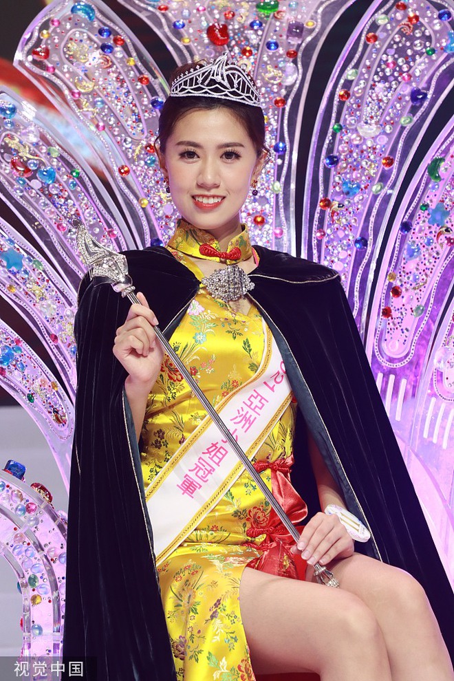 Tân Hoa hậu châu Á 2021 gây tranh cãi vì nhan sắc, thí sinh bụng mỡ bèo nhèo bỗng giành spotlight đêm Chung kết - Ảnh 2. Tân Hoa hậu châu Á 2021 gây tranh cãi vì nhan sắc, thí sinh bụng mỡ bèo nhèo bỗng giành spotlight đêm Chung kết - Ảnh 2.