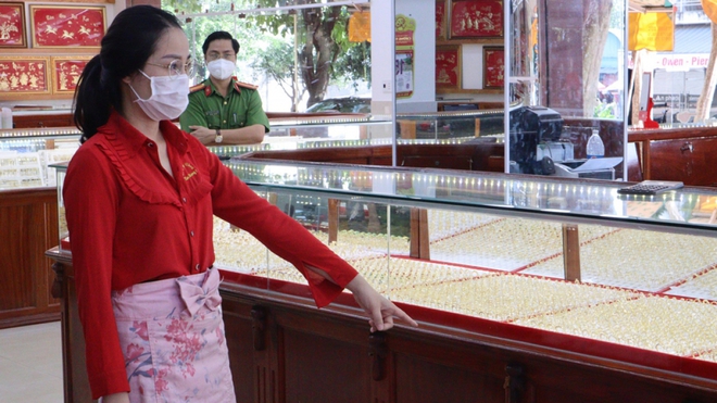 Nữ nhân viên lấy trộm hàng ngàn nhẫn vàng ở Bình Phước bị khởi tố - Ảnh 1.