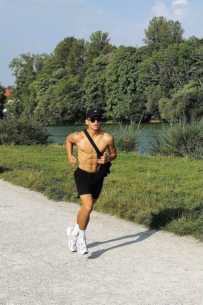 1 sao nam Vbiz khiến hội chị em đứng hình 3 giây khi tung ảnh body 6 múi săn chắc sau 365 ngày ăn chay! - Ảnh 4.