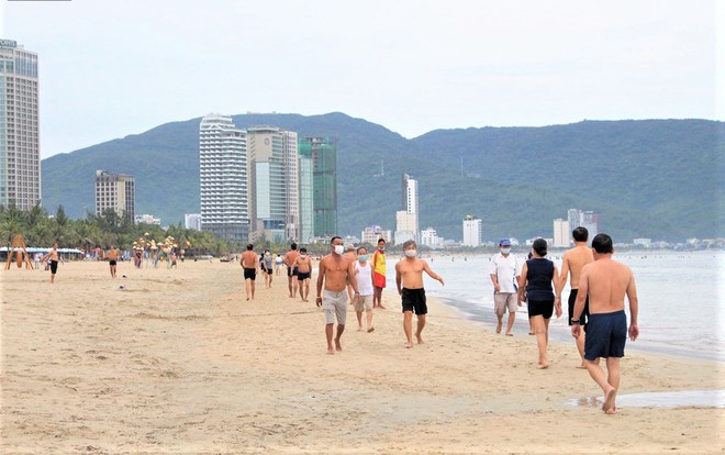 Người dân Đà Nẵng được tắm biển, đi chợ, các cơ sở cắt tóc, gội đầu hoạt động trở lại từ 0h ngày 30/9 - Ảnh 3.