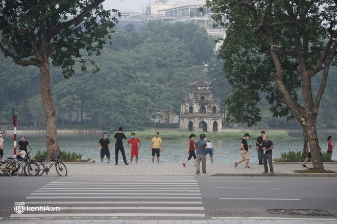 Hồ Gươm náo nức ngày trở lại: "Trường đua" xe đạp rộn ràng, người tập thể dục hân hoan hơn bao giờ hết - Ảnh 6.