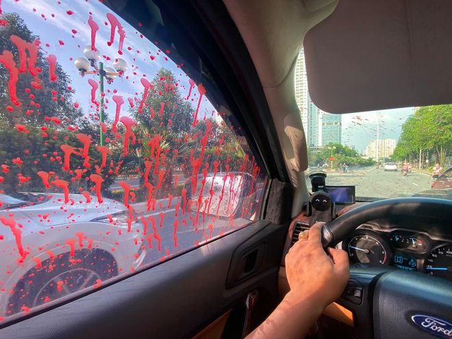 Hà Nội: Hàng loạt xe ô tô bị tạt sơn đỏ trong Khu đô thị Trung Văn - Ảnh 1. Hà Nội: Hàng loạt xe ô tô bị tạt sơn đỏ trong Khu đô thị Trung Văn - Ảnh 1.
