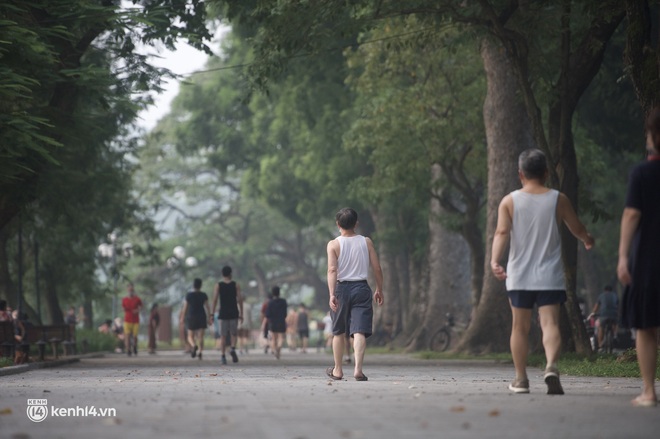 Hồ Gươm náo nức ngày trở lại: "Trường đua" xe đạp rộn ràng, người tập thể dục hân hoan hơn bao giờ hết - Ảnh 2.