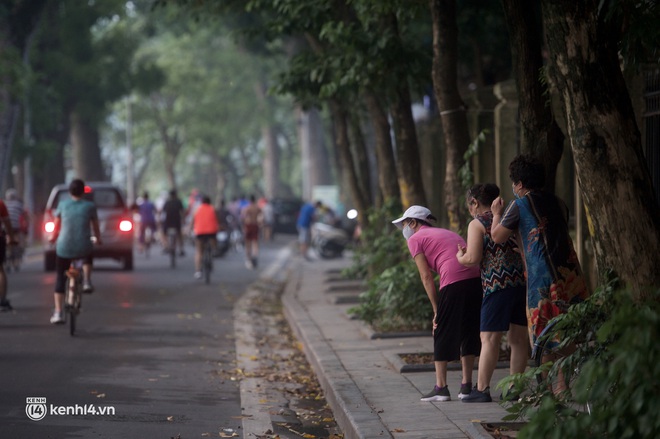 Hồ Gươm náo nức ngày trở lại: "Trường đua" xe đạp rộn ràng, người tập thể dục hân hoan hơn bao giờ hết - Ảnh 2.