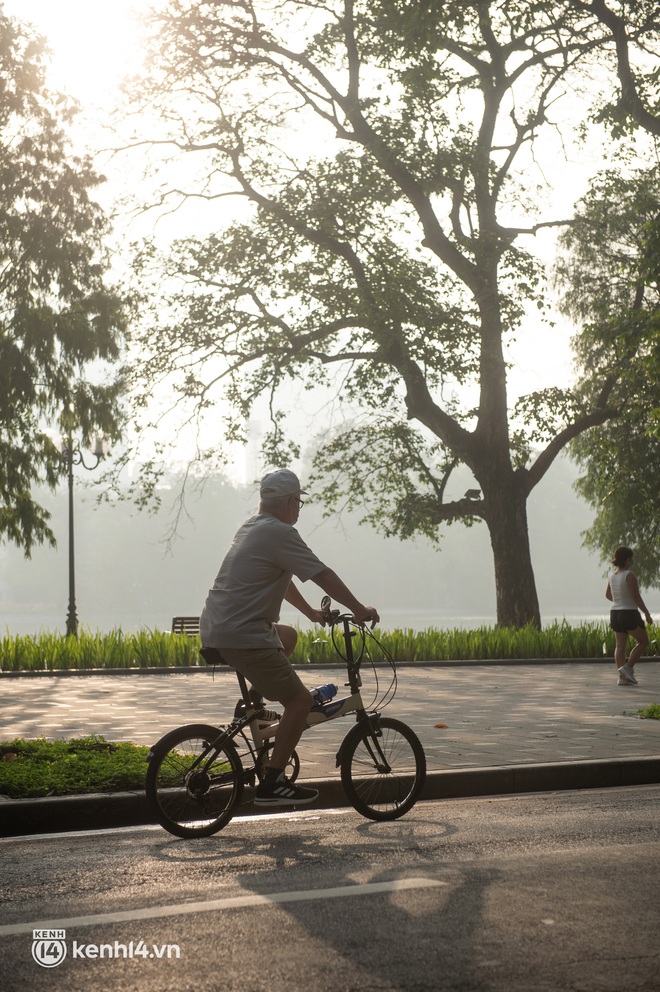 Hồ Gươm náo nức ngày trở lại: "Trường đua" xe đạp rộn ràng, người tập thể dục hân hoan hơn bao giờ hết - Ảnh 5.