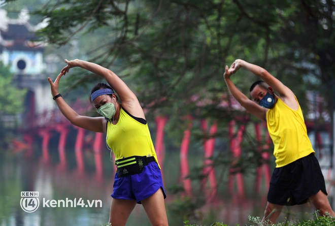Người Hà Nội hồ hởi đổ ra đường tập thể dục từ sáng sớm, trường đua xe đạp quanh hồ Gươm lại trở nên rộn ràng - Ảnh 10. Người Hà Nội hồ hởi đổ ra đường tập thể dục từ sáng sớm, trường đua xe đạp quanh hồ Gươm lại trở nên rộn ràng - Ảnh 10.
